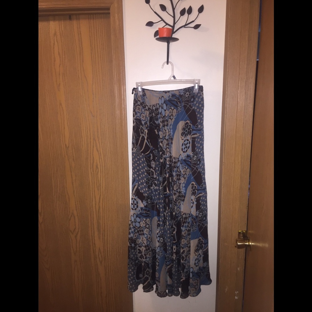 Woman’s Beautiful Long Skirt!